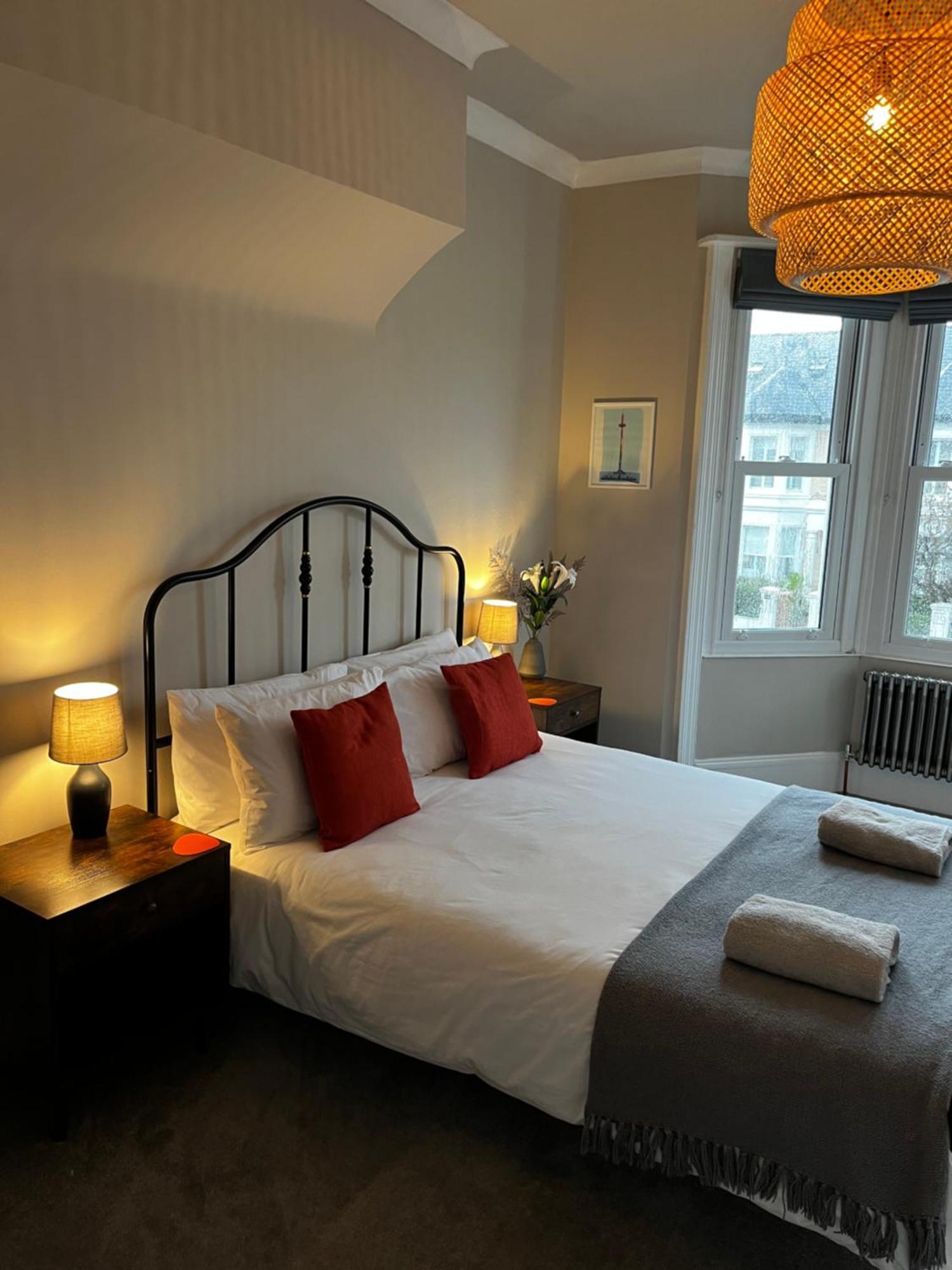 Contemporary Beach Apartment Brighton Eksteriør billede